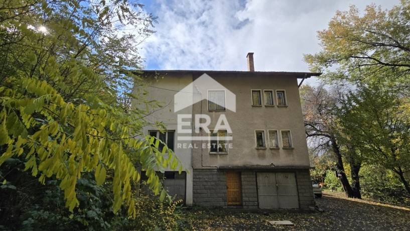 ЕРА Надежда продава масивна, тухлена къща с голям двор в с. Мърчаево, гр. София