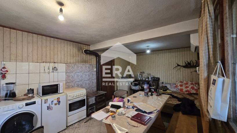 ЕРА Надежда продава масивна, тухлена къща с голям двор в с. Мърчаево, гр. София