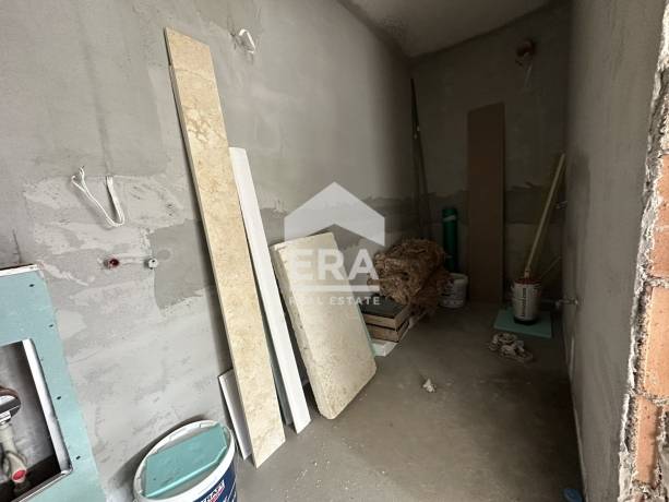 Партерен офис със самостоятелен вход за продажба, в новопостроена сграда с Акт 16, в м-т Пчелина, Варна, в близост до бизнес център