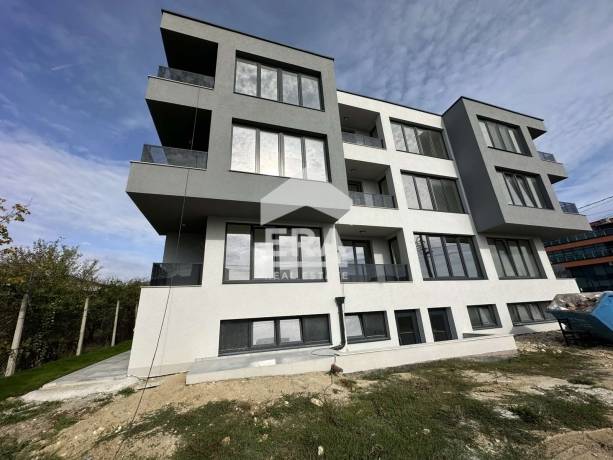 Партерен офис със самостоятелен вход за продажба, в новопостроена сграда с Акт 16, в м-т Пчелина, Варна, в близост до бизнес център