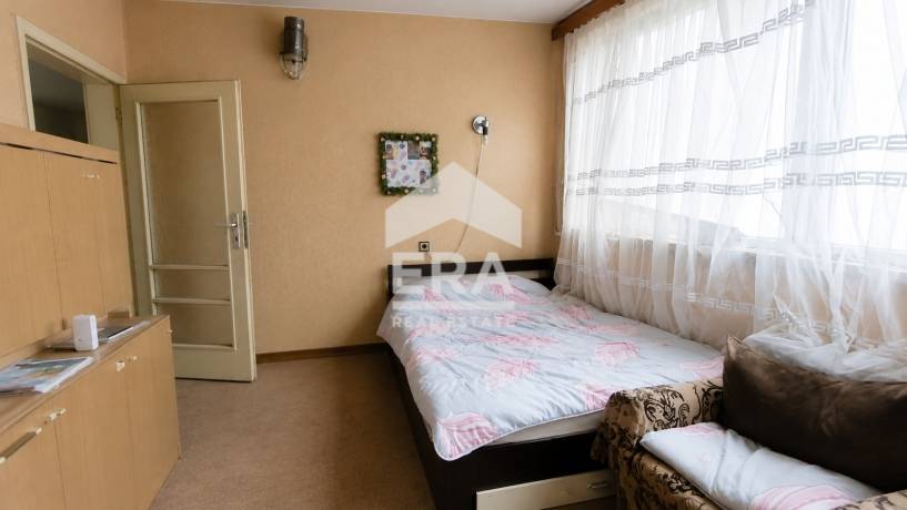 Тристаен апартамент в кв. Дружба 1