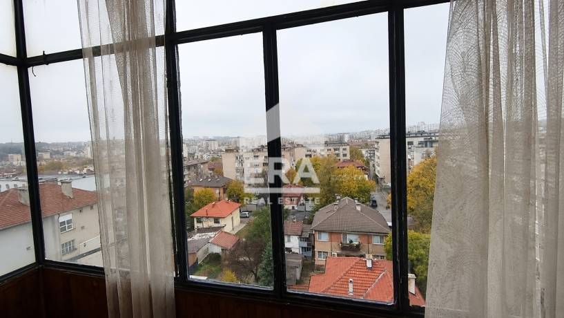 Тристаен апартамент в кв. Дружба 1