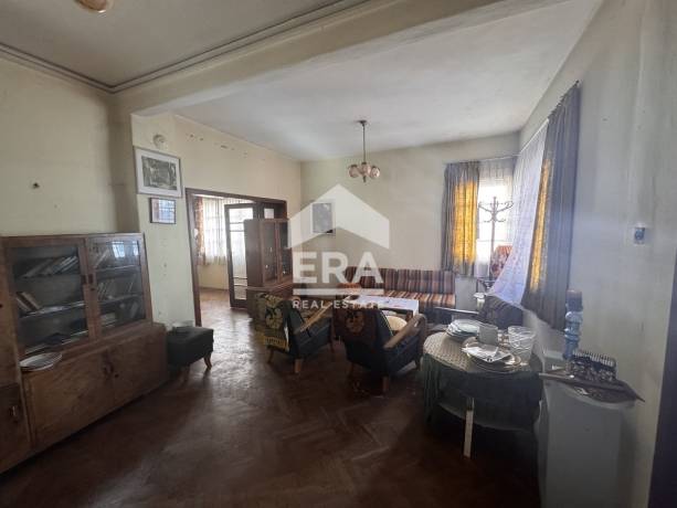 Намалена цена ЕКСКЛУЗИВНО ERA Casa предлага за продажба масивна триетажна къща в идеален център!