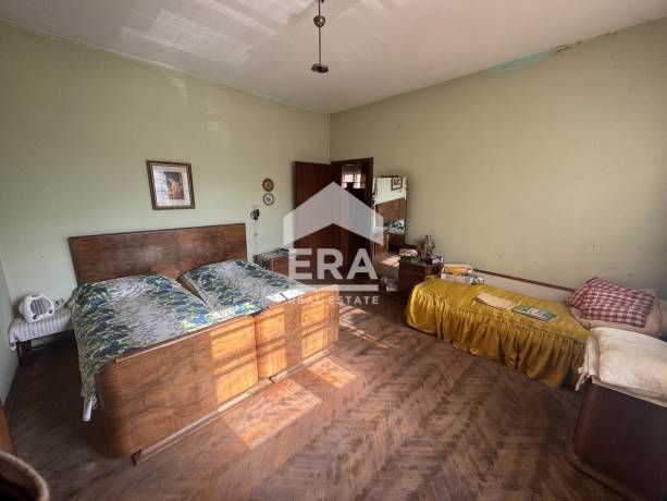 Намалена цена ЕКСКЛУЗИВНО ERA Casa предлага за продажба масивна триетажна къща в идеален център!