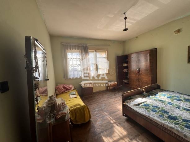Намалена цена ЕКСКЛУЗИВНО ERA Casa предлага за продажба масивна триетажна къща в идеален център!