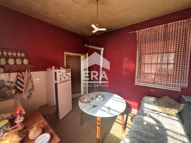 Намалена цена ЕКСКЛУЗИВНО ERA Casa предлага за продажба масивна триетажна къща в идеален център!