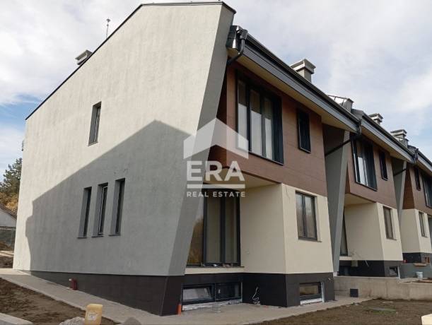 ЕРА Вива София продава новопостроена къща във в.з. Косанин дол, район Панчарево.