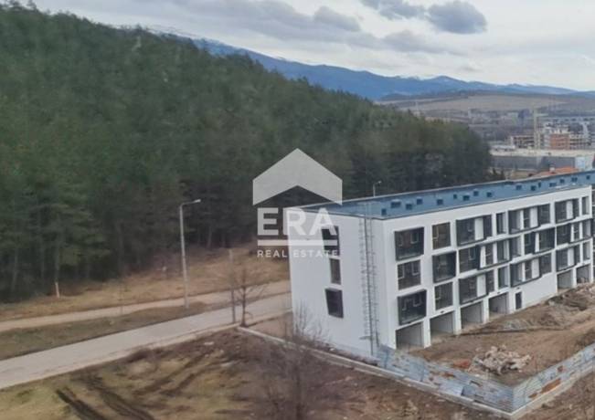ЕРА Фаворит продава тристаен апартамент в кв. Изток, гр. Перник с голям потенциал