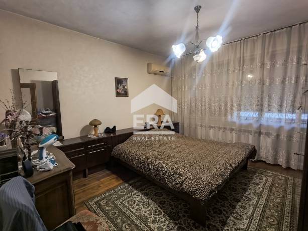 Четиристаен апартамент в кв. Акация