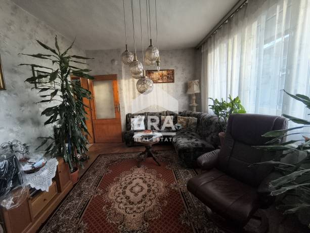 Четиристаен апартамент в кв. Акация