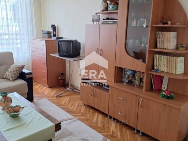 Тристаен апартамент до у-ще Св.,, Иван Рилски,,