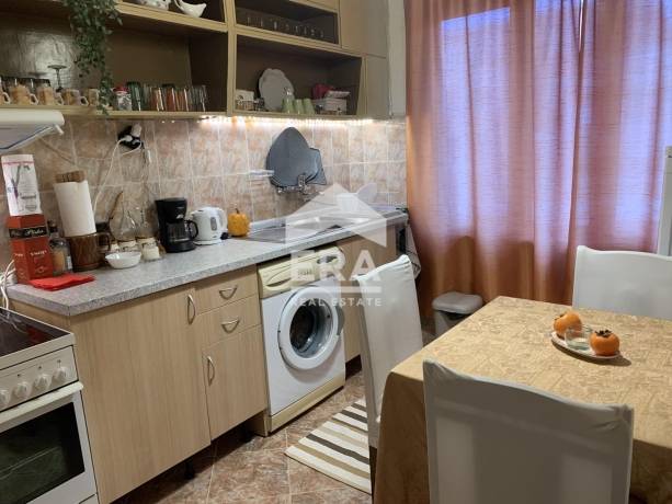 Просторен 4-стаен в центъра на Бургас – 2 спални, отделна кухня, широк център.