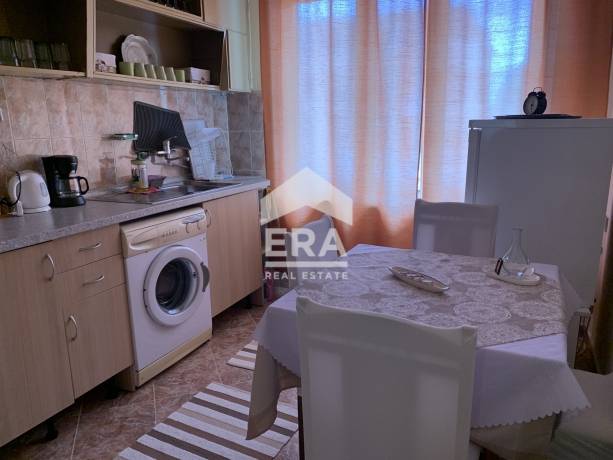 Просторен 4-стаен в центъра на Бургас – 2 спални, отделна кухня, широк център.