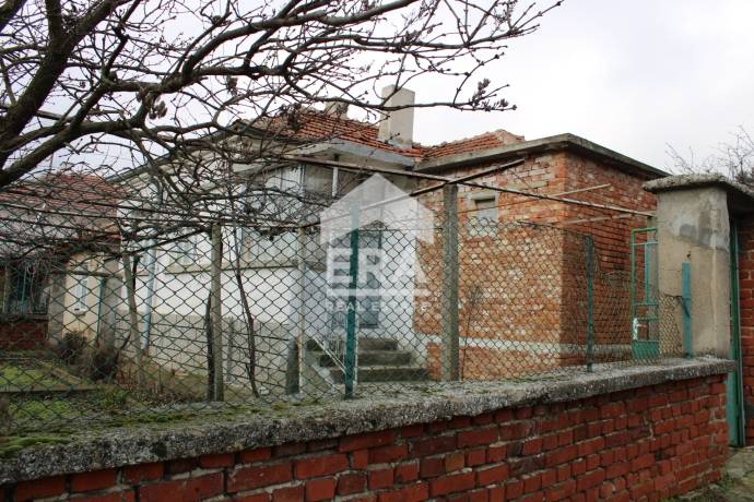 Къща с масивен гараж в село Подвис