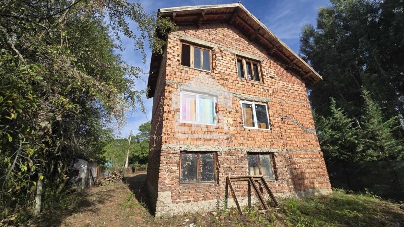 ЕРА Надежда продава масивна, тухлена къща с двор в с. Боснек, общ. Перник