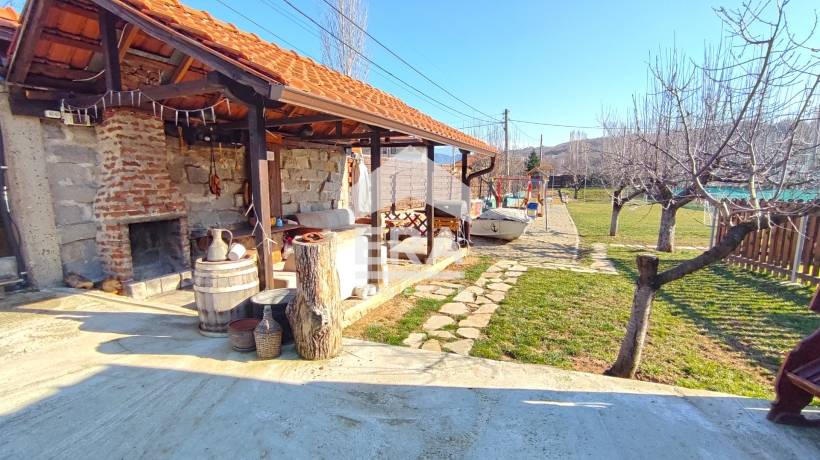 Луксозна къща с футболно игрище и СПА зона в с. Покровник