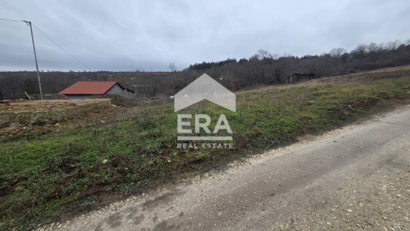 Ъглов парцел за продажба с одобрен ПУП , ведно с едноетажна постройка на седем минути от град Варна в село Звездица