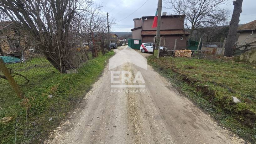 Ъглов парцел за продажба с одобрен ПУП , ведно с едноетажна постройка на седем минути от град Варна в село Звездица