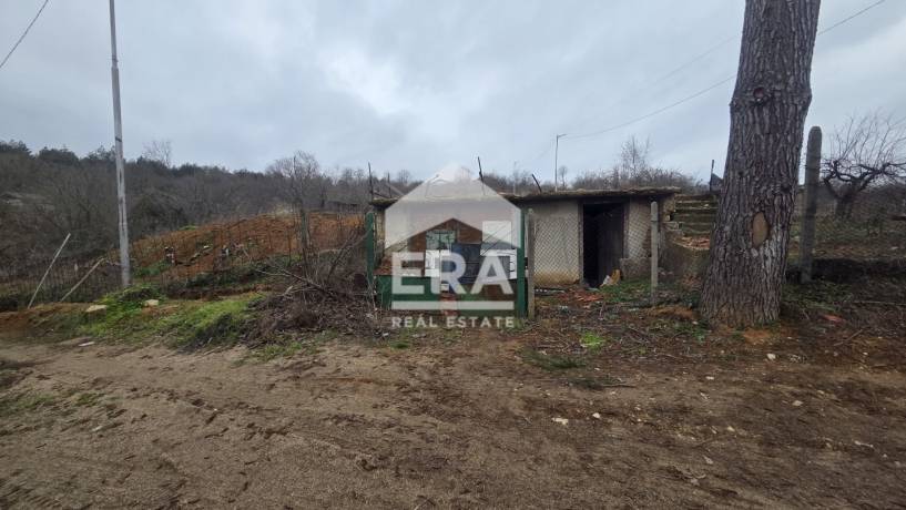 Ъглов парцел за продажба с одобрен ПУП , ведно с едноетажна постройка на седем минути от град Варна в село Звездица