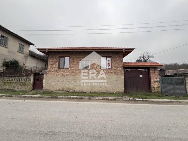 Къщи с парцел в с. Николаево, общ. Стражица