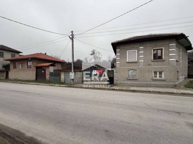 Къщи с парцел в с. Николаево, общ. Стражица