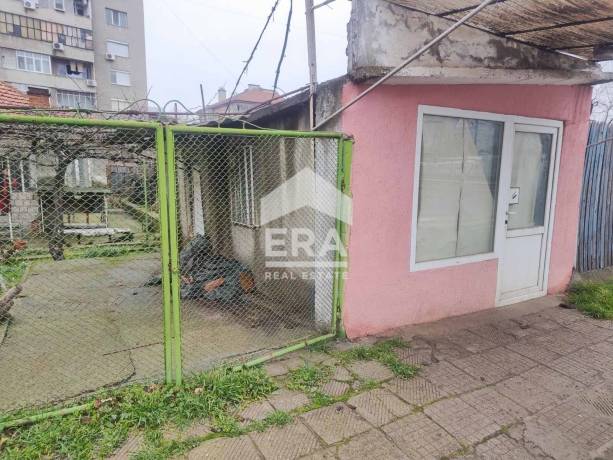 ЕРА МАКС продава къща на ул. Крали Марко с двор 274 кв.м.
