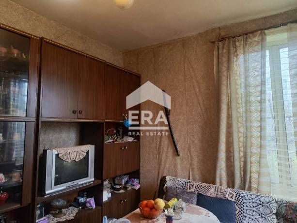 ЕРА МАКС продава къща на ул. Крали Марко с двор 274 кв.м.