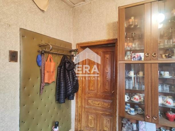 ЕРА МАКС продава къща на ул. Крали Марко с двор 274 кв.м.