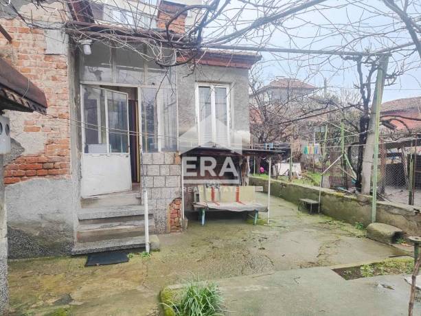 ЕРА МАКС продава къща на ул. Крали Марко с двор 274 кв.м.