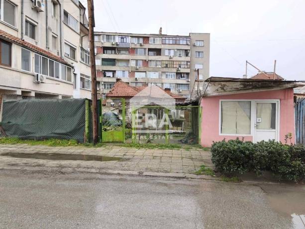 ЕРА МАКС продава къща на ул. Крали Марко с двор 274 кв.м.