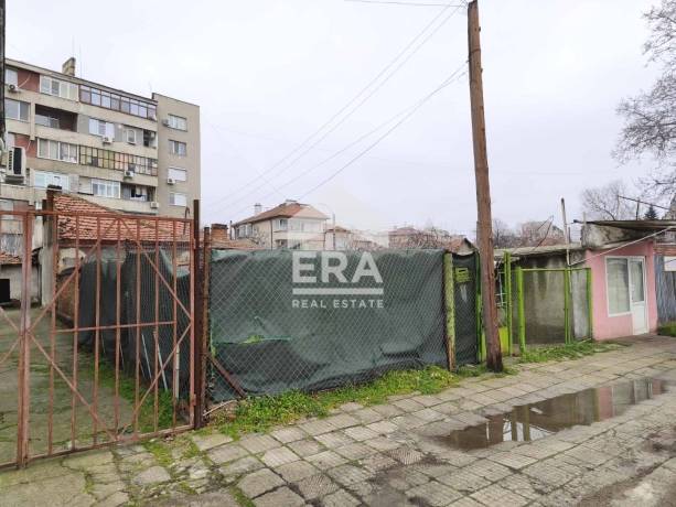 ЕРА МАКС продава къща на ул. Крали Марко с двор 274 кв.м.