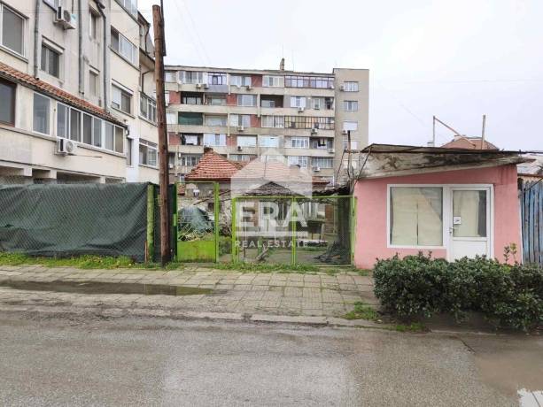ЕРА МАКС продава къща на ул. Крали Марко с двор 274 кв.м.