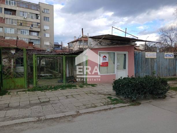 ЕРА МАКС продава къща на ул. Крали Марко с двор 274 кв.м.
