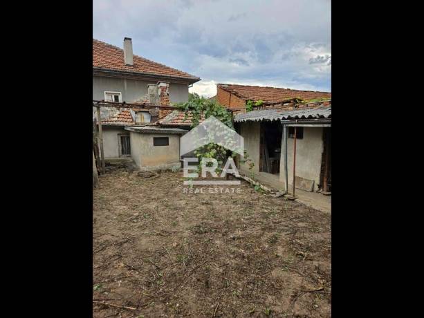 Къща с двор и гараж, гр. Дряново, област Габрово