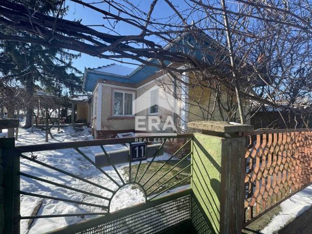 ЕКСКЛУЗИВНО! ЕРА Дръстър предлага за продажба къща с голям двор в кв. Татарица - с. Айдемир!