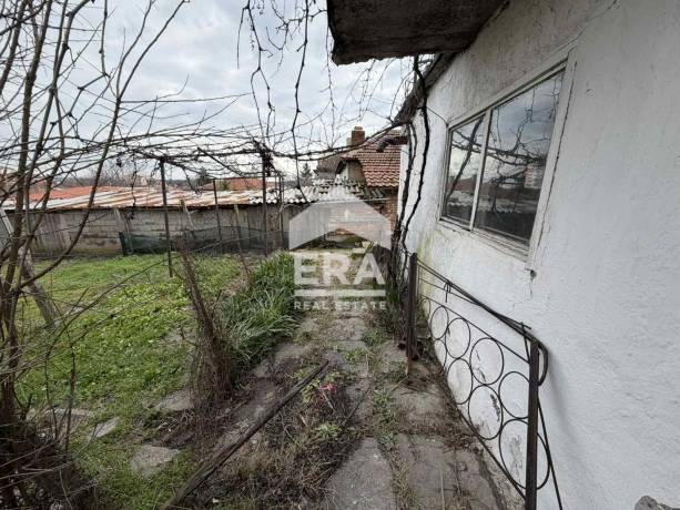 САМО В ЕРА ИМОТИ ХАСКОВО! Просторен етаж от къща с двор и обособена лятна кухня