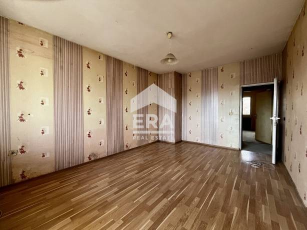 Тристаен панелен апартамент за продажба, в жк Възраждане 4, Варна