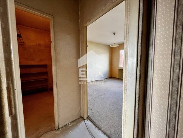 Тристаен панелен апартамент за продажба, в жк Възраждане 4, Варна