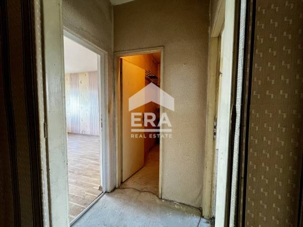 Тристаен панелен апартамент за продажба, в жк Възраждане 4, Варна