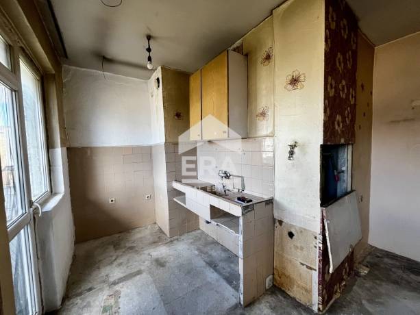 Тристаен апартамент за продажба в кв. Възраждане 4, Варна