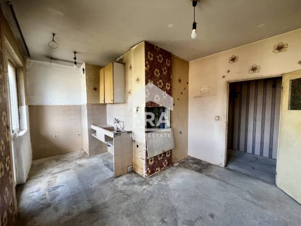 Тристаен апартамент за продажба в кв. Възраждане 4, Варна