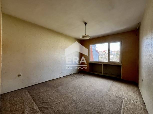 Тристаен панелен апартамент за продажба, в жк Възраждане 4, Варна