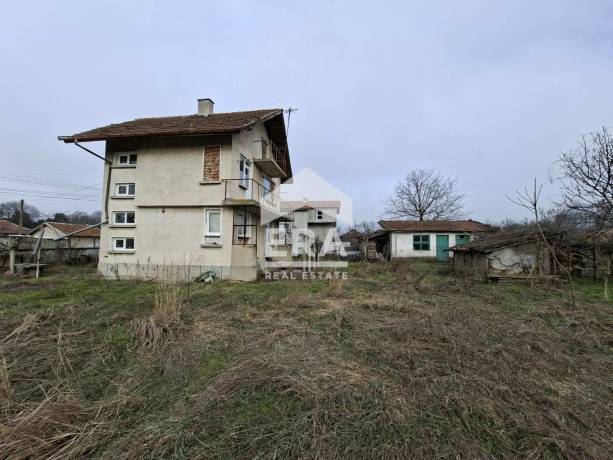 Двуетажна къща в с.Щръклево