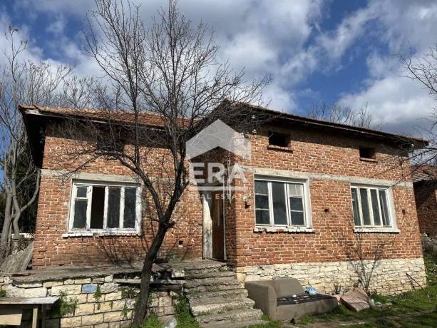 САМО В ЕРА! ЕРА Сити Център продава тухлена, едноетажна къща, разположена на централната улица в село Братя Даскалови