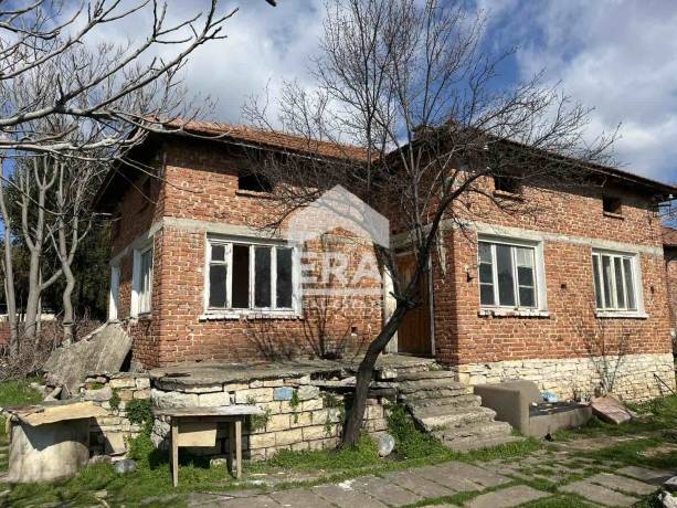 САМО В ЕРА! ЕРА Сити Център продава тухлена, едноетажна къща, разположена на централната улица в село Братя Даскалови