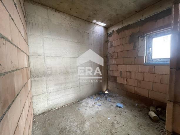 Eднофамилна новострояща се къща на три нива за продажба, с голям гараж, двор и морска панорама, в м-т Сотира, Варна