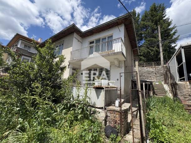 Къща с двор и гараж в кв. Акация
