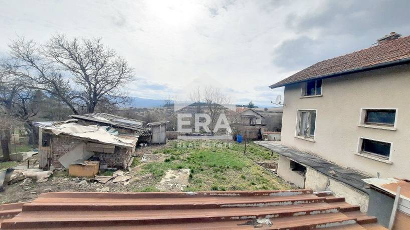 ERA Фамилия продава тухлена къща с двор, гараж и гледка