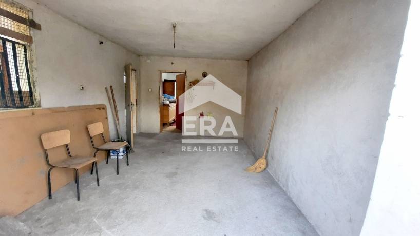 ERA Фамилия продава тухлена къща с двор, гараж и гледка