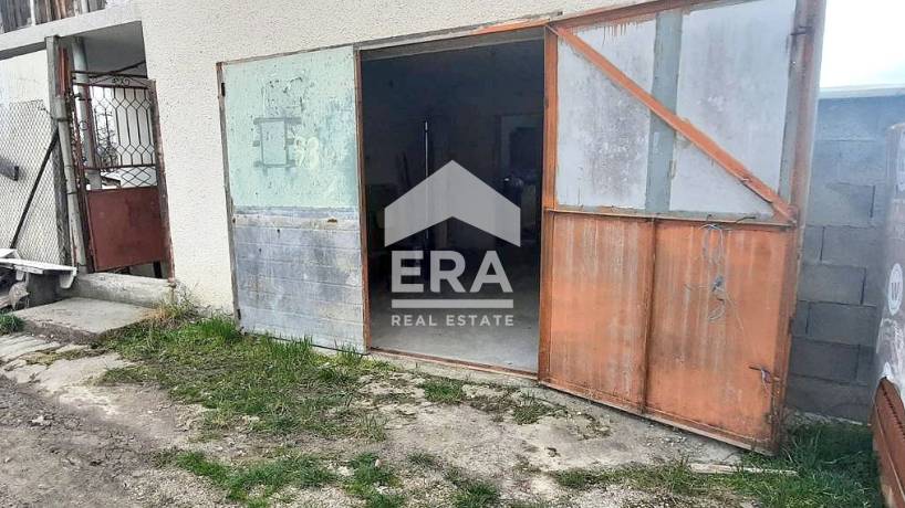ERA Фамилия продава тухлена къща с двор, гараж и гледка